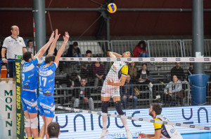 schiacciata Padura Diaz Williams (monini) muro a due Mijatovic Dane e Bisi Fabio (Centrale del latte Sferc Brescia)