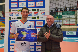 Baldazzi premiato dal sindaco di Cisano per i suoi 500 punti in serie A 2