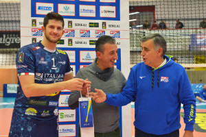 il capitano Buzzelli premia lo spettatore che ha indovinato il punteggio del primo set con l\'olio tipico Tuscania