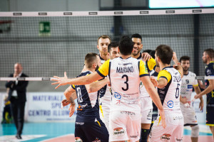 esultanza squadra in campo Monini