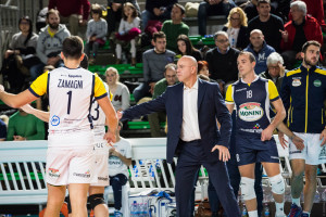 particolare su panchina coach Luca Monti