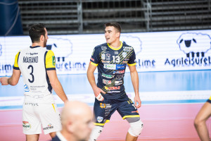 Andrej Ristic in campo oleario per sincerarsi delle condizioni di Williams Padura Diaz dopo la schiacciata 
