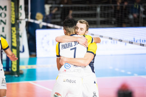 abbraccio tra Mattia Rosso e Padura Diaz Williams (monini)