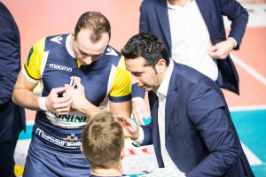 in panchina il secondo allenatore Marco Lionetti da indicazioni al libero Santucci Marco (monini)