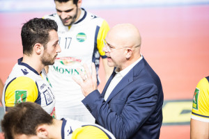 in panchina durante il time out, coach Luca Monti da indicazioni a Romolo Mariano (monini)