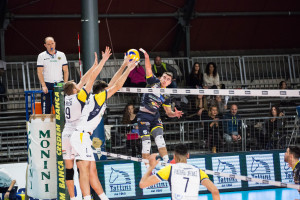 schiacciata Ristic Andrej e muro a due di Rosso Mattia e Zamagni Matteo (monini)