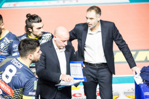 in panchina coach Firenze Luca da indicazioni ai suoi (BCC Leverano)