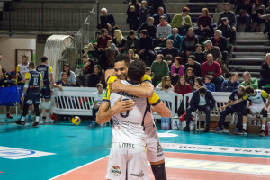 abbraccio tra Williams Padura Diaz e Romolo Mariano (monini marconi)