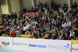 Tribuna con tifo ospite