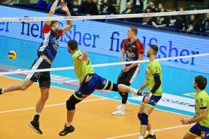 N'Gapeth schiacciata