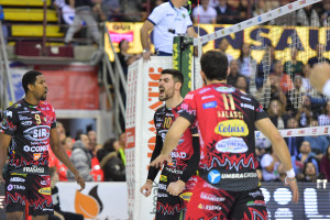 Lanza esulta con i compagni