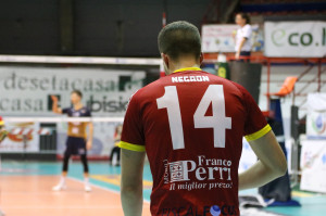 Negron di spalle