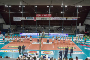 panoramica dall'alto le due squadre in campo