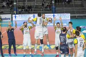 ingresso Monini  - particolare saluto tra Matteo Segoni e Jonas Aguenier (monini)