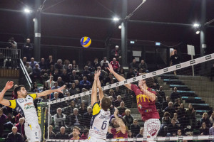 Zoppellari alza la palla per Aguenier Jonas (monini)