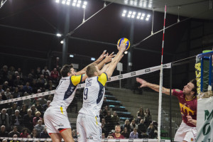 muro Rosso Mattia e Zamagni Matteo su Zappoli Enrico (Roma volley)
