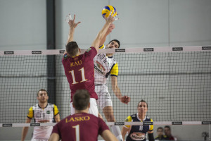 a rete tra Aguenier Jonas (monini) e Rau Giancarlo (Roma volley)