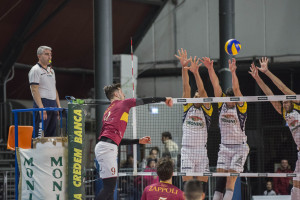 schiacciata Rossi Lorenzo (Roma volley) muro a tre monini