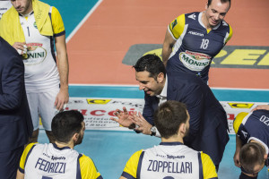 Lionetti Marco, secondo allenatore della Monini, da consigli a Fedrizzi Michele (monini)