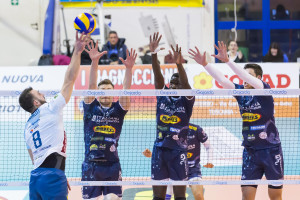 Attacco Pordenone: Marinelli / Muro Tuscania: Formela e Fall e Osmanovic