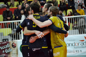 La capolista esulta dopo la vittoria del primo set