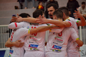 I giallorossi esultano dopo la vittoria del secondo set