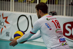 Il capitano Matej Cernic si prepara alla battuta