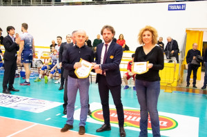 Il Ds De Nicolo premia le società sportive calabresi con più atleti presenti alla partita