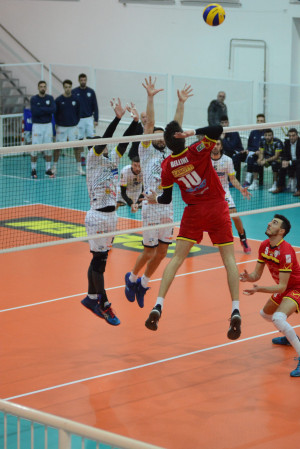 Bellini contro il muro leveranese