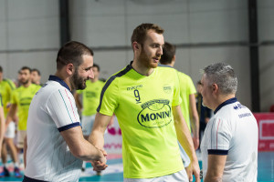 Il capitano della Monini Marconi, Mattia Rosso, insieme agli arbitri
