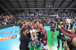 Hoogendorn festeggiato dai compagni