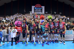Festa per la Coppa sotto la curva