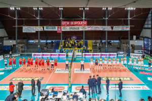 presentazione delle due squadre (a destra Conad Reggio Emilia a sinistra Monini marconi Volley)