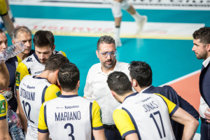 coach Francesco Tardioli dispensa consigli ai suoi (monini)