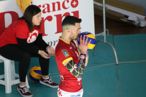 Bruno bacia la palla
