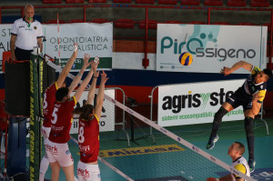 Padura Diaz contro muro a 3