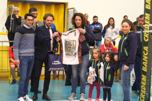 Il Ds Ninni De Nicolo premia le societ&agrave; sportive presenti al palazzetto