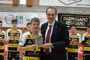 La targa del 5° posto consegnata al capitano della Bper VGM Modena Volley
