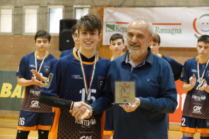 La targa del 6° posto consegnata al capitano dell'Acqua Fonteviva Apuana Livorno