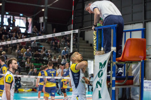 Padura si confronta con l'arbitro (monini)