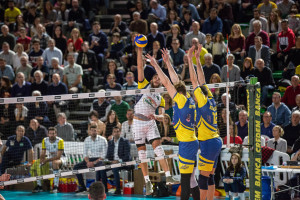schiacciata Ottaviani Giuseppe (monini) muro a due Patriarca Stefano e Cazzaniga Roberto (Materdominivolley.it Castellana Grotte)