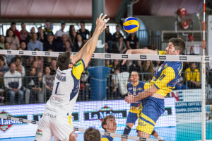 schiaccata Cazzaniga Roberto (Materdominivolley.it Castellana Grotte) muro Zamagni Matteo (monini)