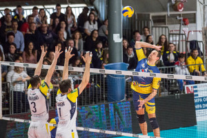schiacciata Cazzaniga (Materdominivolley.it Castellana Grotte)muro a due monini