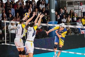 schiacciata Cazzaniga Roberto (Materdominivolley.it Castellana Grotte) muro a due monini