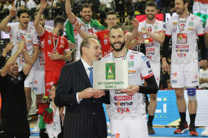 Righi, AD Legavolley, consegna MVP a Juantorena