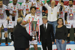 De Micheli (Presidente Lega), Bertolini (Responsabile Direzione MKTG Credem Banca), Manfredi (Vice Presidente Fipav) consegnano il trofeo a Stanokovic