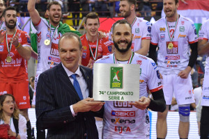 Righi AD Legavolley consegna a Juantorena il premio MVP delle Finali