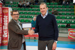 Michele Miccolis, presidente della Materdominivolley.it Castellana Grotte consegna una targa ricordo a Massimo Righi, amministratore delegato di Legavolley