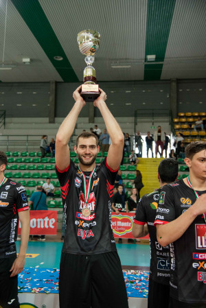 Diego Cantagalli alza la coppa della Del Monte Junior League 2019 conquistata dalla Cucine Lube Civitanova