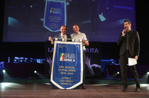 Andrea Sartoretti (Leo Shoes Modena) ritira il premio per la vittoria in Supercoppa